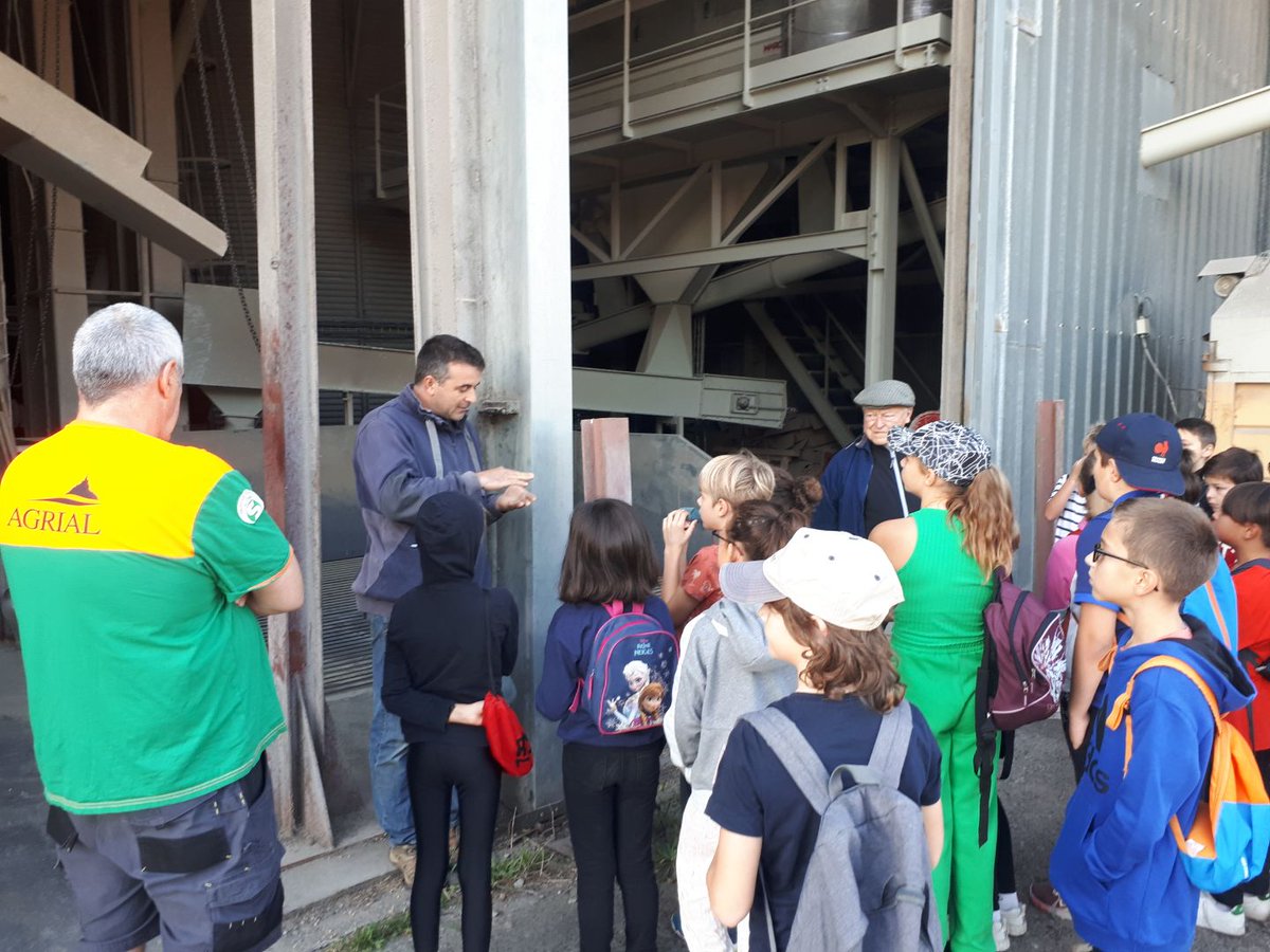 msa072642's tweet photo. 📣Les élèves de l'école primaire de St Marie de Chomérac (07) ont été reçus dans une exploitation de céréales, à La Vernatelle  + visite d'une coopérative dans le cadre de l'action commune des élus de la #MSA, pour leur faire découvrir le monde des céréales. #ActionCommune https://t.co/PDBHPzE6o8