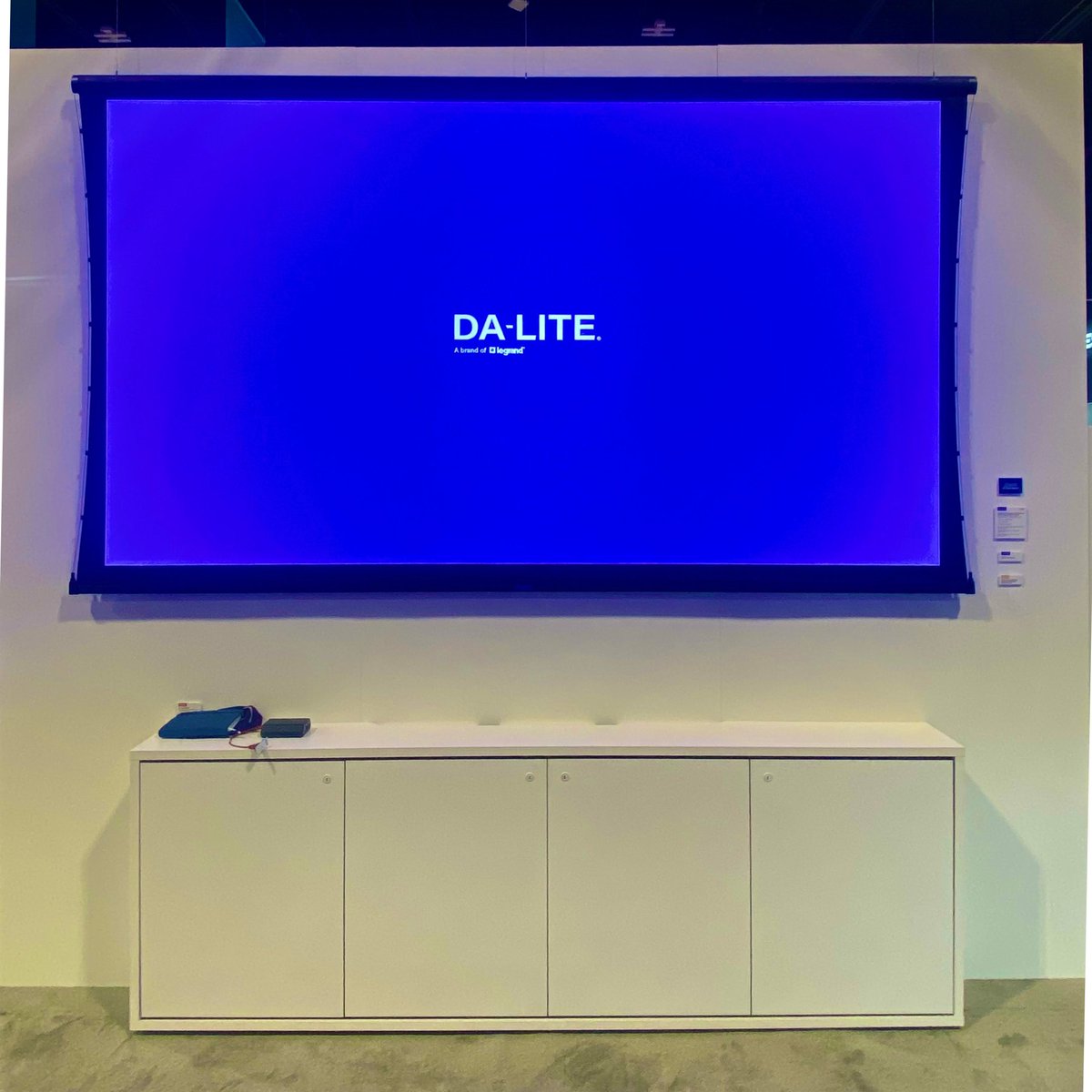 A #CEDIAExpo recap! We featured the SightLine™ cable drop with the Tensioned Advantage® electric screen. SightLine eliminates unsightly black drop, creating a screen that appears to float in the room.

Read more here: ow.ly/Svu850PU5RU