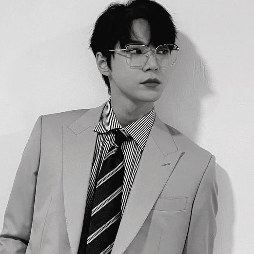 LEAPHRODITH's tweet image. He’s only looking at her
#NCTzenSelcaDay #NSD #NCT #NCTzen #DOYOUNG @NCTsmtown @NCTsmtown_127