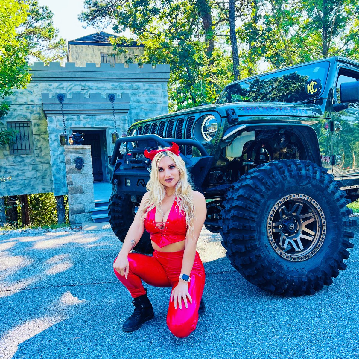 violett177's tweet photo. Master Of Puppets 😈🤘🏼#jeep #jeeplife #jeephalloween #spookyseason #devilgirl #devilcostume #october #spooktober #leather #redleather #bigtires #lifted #liftedrigs #jeepnation #jeepjeep #jeepgirl #jeepadventures #cosplay #kchilites #mickeythompson #fuelwheels https://t.co/9gHKRghvsB