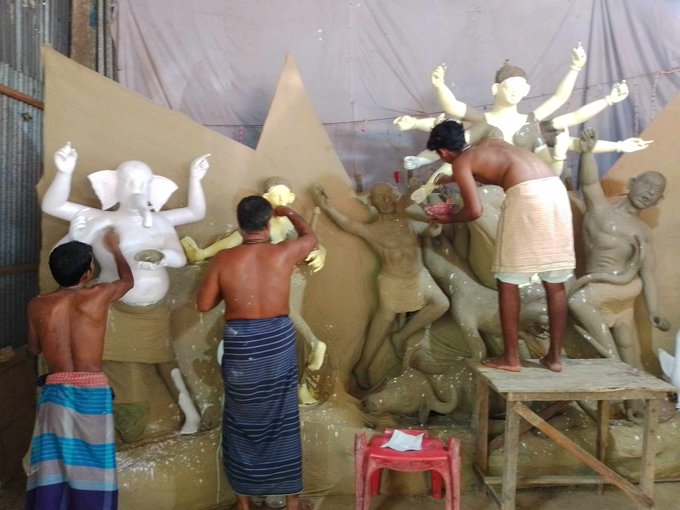 র্দূগাপূজাঁকে সামনে রেখে প্রতিমা তৈরিতে ব্যস্ত কাড়িগররা