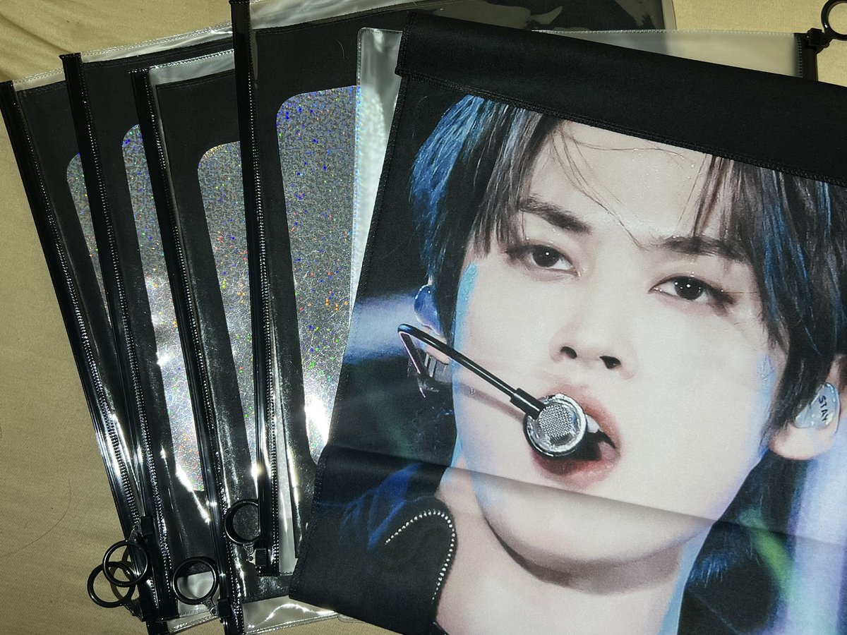 [#frombudolzrachaupdates]

Lee know cheering kits from <a href="/replay_lee/">𝙧𝙚𝙥𝙡𝙖𝙮.</a> arrived at our ph address last weekend. 😊