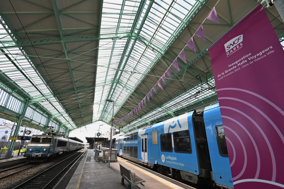 ConnectGares's tweet photo. Après 2 ans de restauration, la grande halle voyageurs de la gare de Valence Ville se dévoile au grand jour ✨
Plus de 50 ans après la dernière intervention, il était temps de lui redonner tout son lustre et sa configuration d’antan.
Un chantier d’envergure de 10 millions d’€ https://t.co/sbG9chDqGG