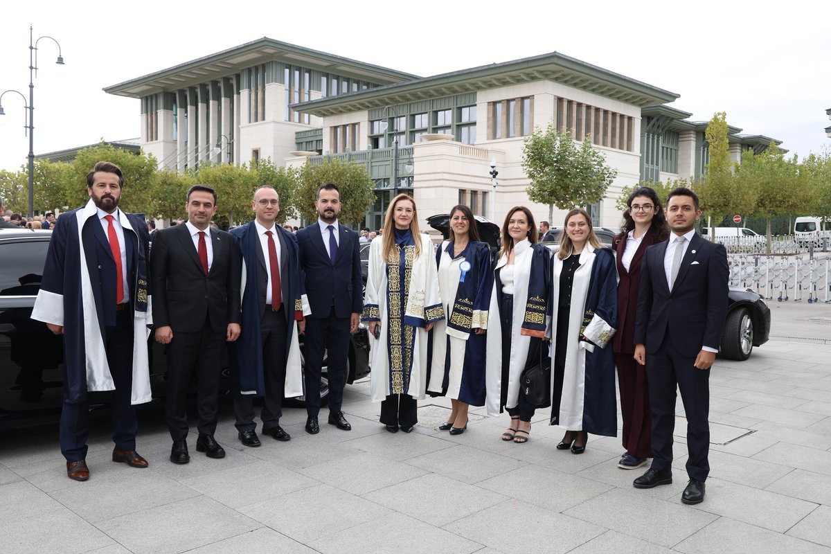 universitemDEU's tweet photo. Rektörümüz @hotar_nukhet: "Beştepe Millet Kongre ve Kültür Merkezi'ndeki Yükseköğretim Kurulu 2023-2024 Akademik Yılı Açılış Töreni'nde muhterem Cumhurbaşkanımız Sn. @RTErdogan, son dönemde üniversite sayısındaki artış ile yükseköğretim imkanından faydalanan gençlerin de aynı oranda arttığını belirtti. Eğitimin temel bir hak olduğunu vurgulayan muhterem Cumhurbaşkanımıza bir kez daha şükranlarımızı sunuyor, yeni akademik yılın ülkemize hayırlara vesile olmasını diliyoruz."