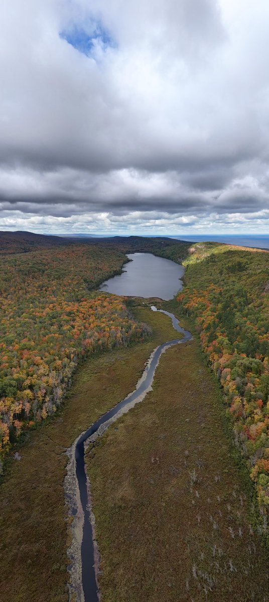 Fall color update from Lake of the Clouds from this past weekend! <a href="/UPTravel/">UPTravel</a> #fallcolor #upperpeninsula