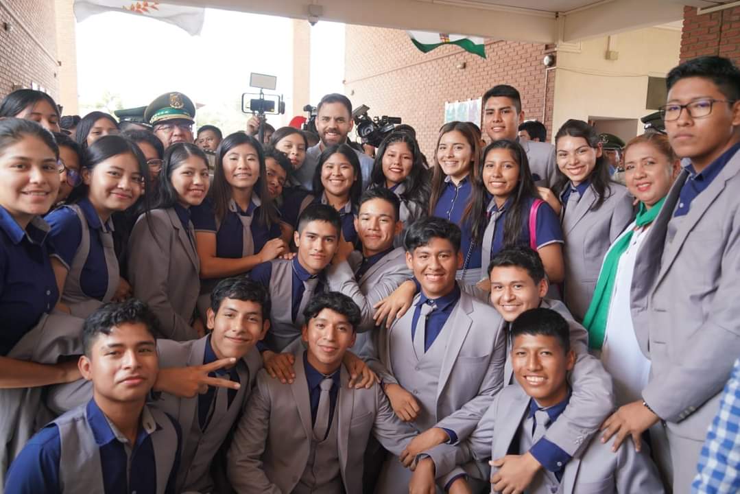 EDelCastilloDC's tweet image. ¡Simultáneamente en toda #Bolivia iniciamos el pago del Bono #JuancitoPinto!

Estuvimos en la unidad educativa “Tierras Nuevas el Carmen” en #SantaCruz compartiendo con los estudiantes del colegio, en compañía de la #PolicíaBoliviana y de #Dino y #Disi.