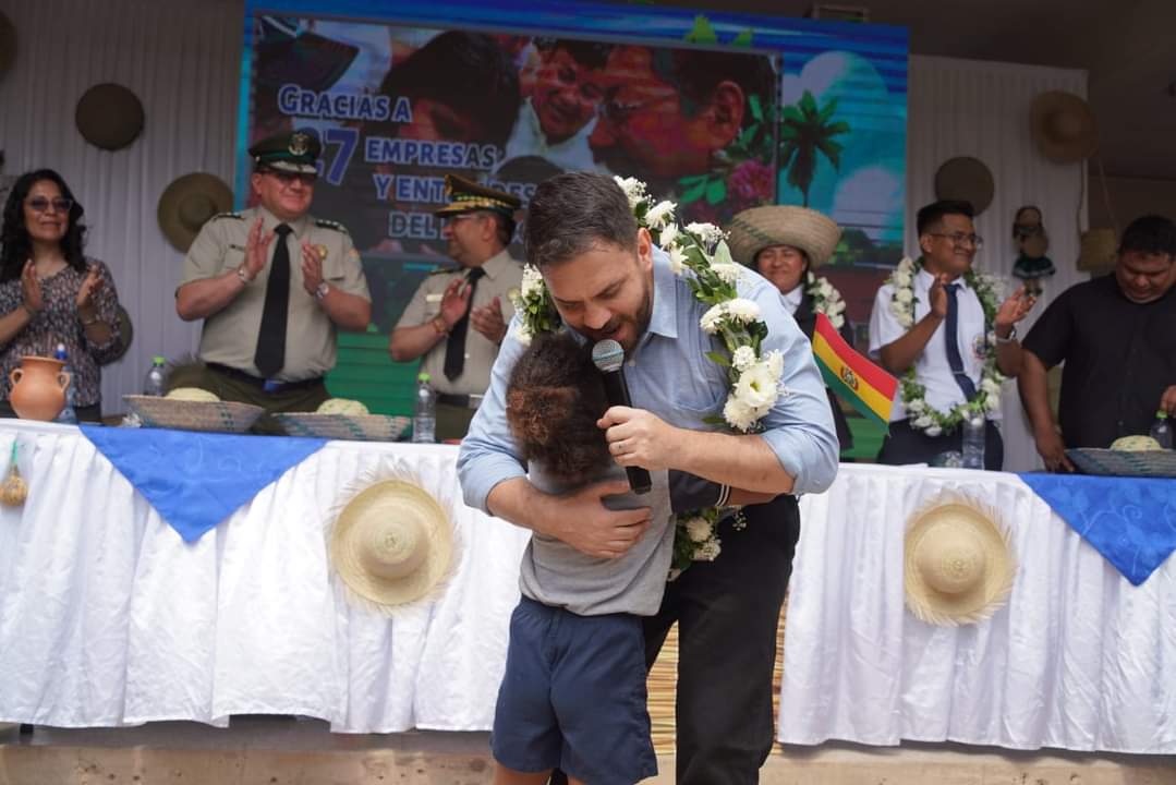 EDelCastilloDC's tweet image. ¡Simultáneamente en toda #Bolivia iniciamos el pago del Bono #JuancitoPinto!

Estuvimos en la unidad educativa “Tierras Nuevas el Carmen” en #SantaCruz compartiendo con los estudiantes del colegio, en compañía de la #PolicíaBoliviana y de #Dino y #Disi.