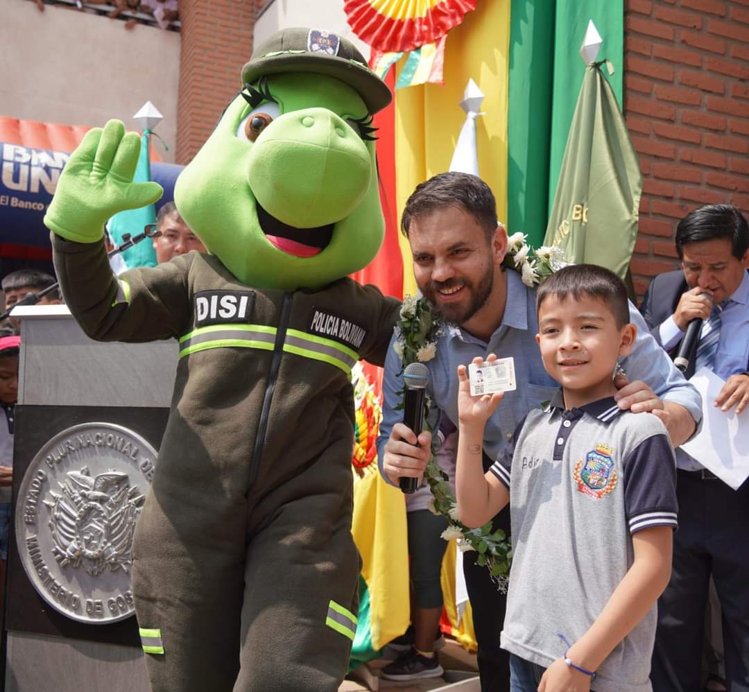 EDelCastilloDC's tweet image. ¡Simultáneamente en toda #Bolivia iniciamos el pago del Bono #JuancitoPinto!

Estuvimos en la unidad educativa “Tierras Nuevas el Carmen” en #SantaCruz compartiendo con los estudiantes del colegio, en compañía de la #PolicíaBoliviana y de #Dino y #Disi.