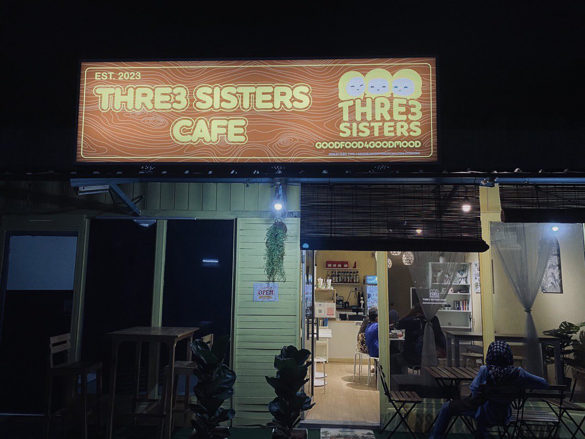 thre3sisters_'s tweet photo. Beautiful night view of Thre3sisters Cafe 😍📸 #thre3sisters #GoodFood4GoodMood #3R_RestRelaxRecharge #minicafe #nightview https://t.co/5WVrFJLXlo