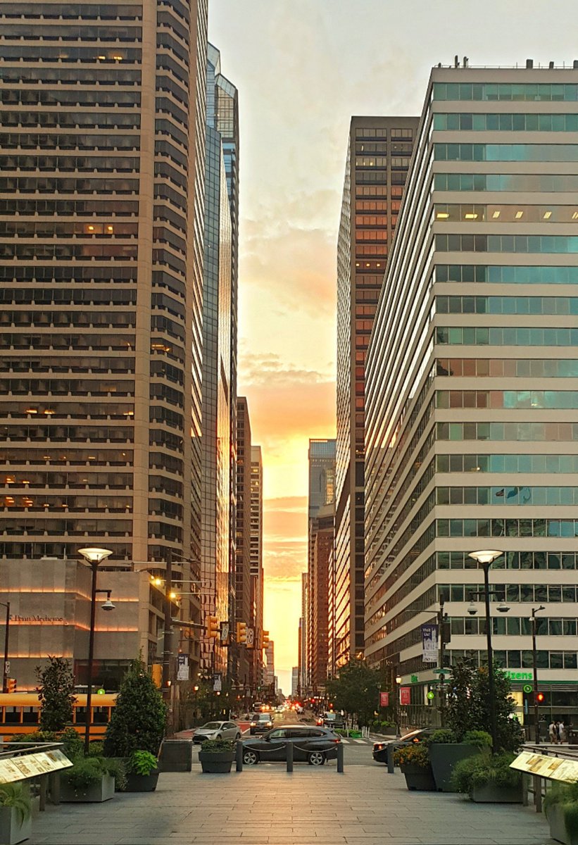 AntonTawk's tweet photo. Sunset in the city of brotherly love https://t.co/6CU6mfNspd