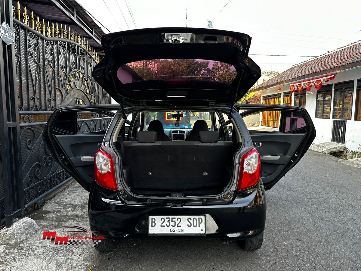 Lur dulur disini siapa yang mau mobil matic budget 100jt kepleset dikit? Mobil kesukaannya emak emak &amp; keluarga muda

Toyota Agya G 1.0 AT 2017
Plat B Jaksel
KM 113rb
Tangan 1 dari baru
AC, mesin, kaki2 ok

Cash 110 jt Nego smp jadi
Angsuran 2,6jt an aja
wa.me/6281220086656