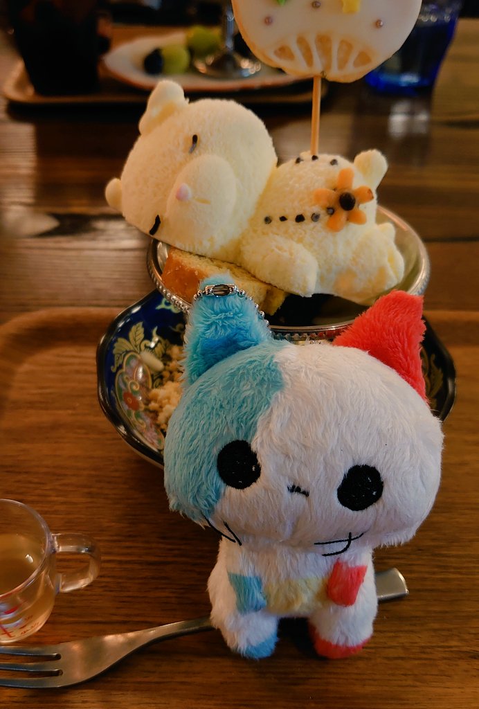 reshady's tweet photo. ファマ猫さん再販されたので保管してたのをかわいいとこ持っていってみた
かわいかった！
それと熊は器から滑り落ちようとするから食べるの難しかった https://t.co/1RMMfzHQ6z