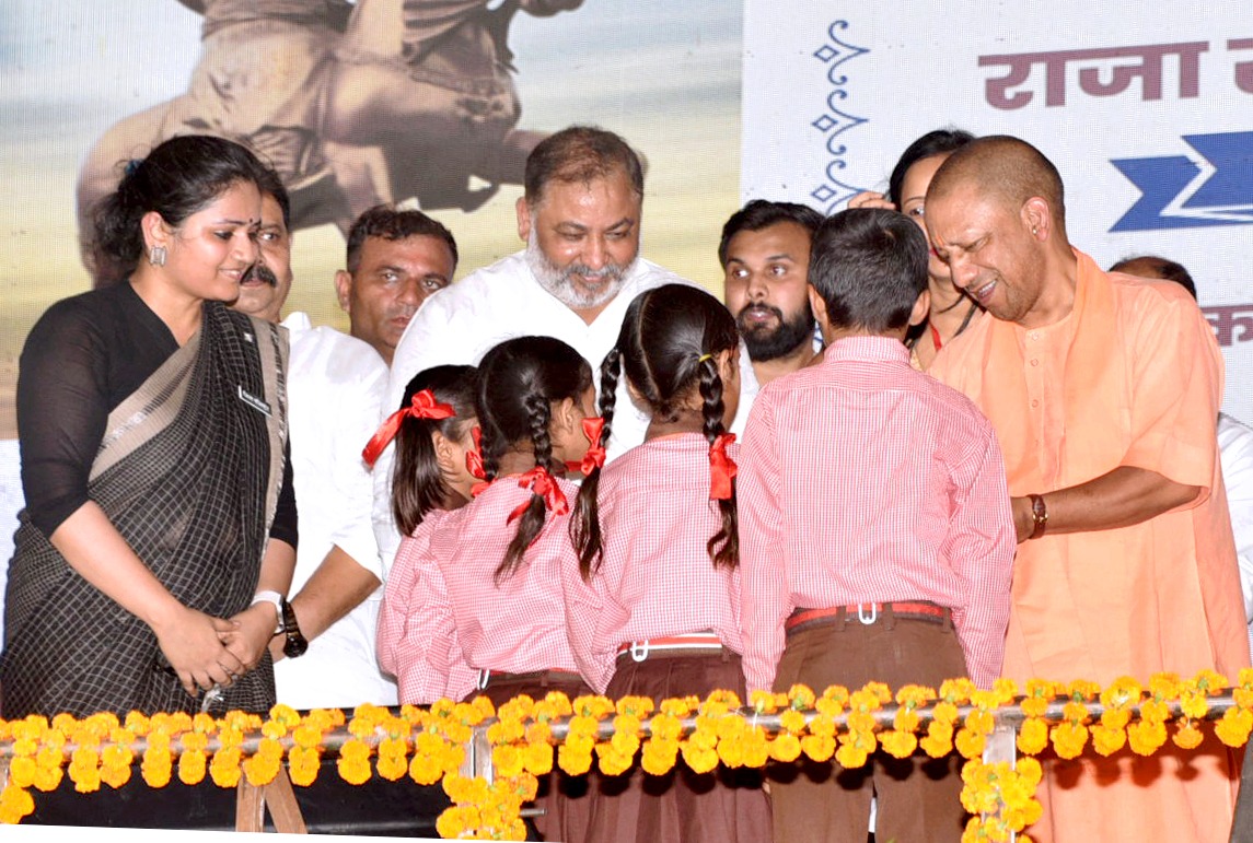 dmunnao's tweet photo. तहसील बीघापुर के ग्राम डौंडियाखेड़ा में #UPCM माननीय @myogiadityanath जी द्वारा महान स्वतन्त्रता संग्राम सेनानी राजा राव रामबख्श सिंह जी की अश्वारोही प्रतिमा का अनावरण तथा रु 804 करोड़ लागत की विकास परियोजनाओं का लोकार्पण/शिलान्यास किया गया।
@UPGovt 
@CMOfficeUP 
@InfoDeptUP https://t.co/qUNrN4ROOr