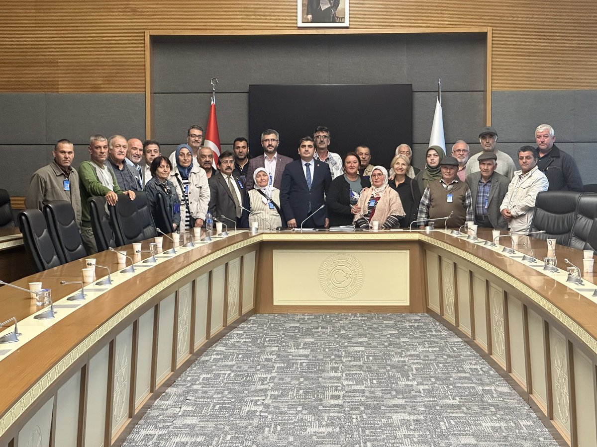 tchuseyinakgun's tweet photo. Küçük köy arazilerinde yaptıkları mütevazi yapılar dolayısıyla ağır para ve hapis cezasına maruz bırakılan yapı kayıt mağduru kardeşlerimizle buluştuk. 

İmar Yasasına Takılanlar Derneği yönetici ve temsilcileriyle TBMM ‘ de yaptığımız toplantıda, sorunu ve çözümlerini konuştuk.

#yapıkayıt #imaraffi