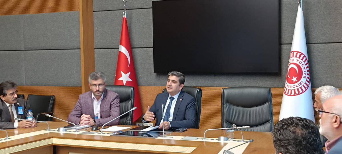 tchuseyinakgun's tweet photo. Küçük köy arazilerinde yaptıkları mütevazi yapılar dolayısıyla ağır para ve hapis cezasına maruz bırakılan yapı kayıt mağduru kardeşlerimizle buluştuk. 

İmar Yasasına Takılanlar Derneği yönetici ve temsilcileriyle TBMM ‘ de yaptığımız toplantıda, sorunu ve çözümlerini konuştuk.

#yapıkayıt #imaraffi