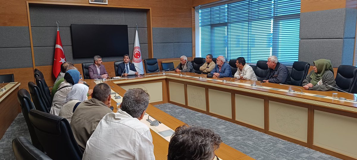 tchuseyinakgun's tweet photo. Küçük köy arazilerinde yaptıkları mütevazi yapılar dolayısıyla ağır para ve hapis cezasına maruz bırakılan yapı kayıt mağduru kardeşlerimizle buluştuk. 

İmar Yasasına Takılanlar Derneği yönetici ve temsilcileriyle TBMM ‘ de yaptığımız toplantıda, sorunu ve çözümlerini konuştuk.

#yapıkayıt #imaraffi