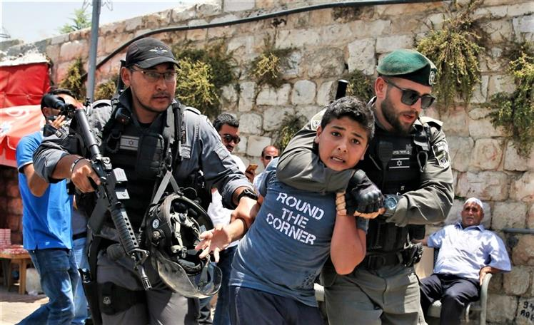 NicolasValle's tweet photo. Dues coses ràpides.
1. És un cec que no vegi que Israel porta dècades dirigint un model d'apartheid colonial, cometent crims d'Estat i promovent valors culturals supremacistes vers la població palestina. Esperar que això no tingui resposta (terrorisme inclòs) és doble ceguera. https://t.co/aKXhEvBfxf
