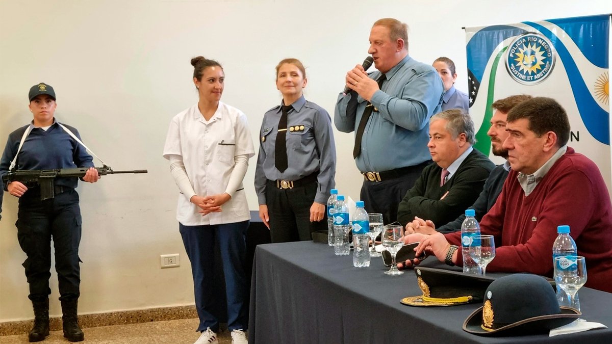 unrnvalle's tweet photo. #OrgulloUNRN | Graduada de la #UNRN se convirtió en la primera Medica Veterinaria de la Policía de #RíoNegro
🥼 Rocío Ibañez se graduó en mayo pasado y desde septiembre ya ingresó a trabajar a la fuerza de seguridad, donde realiza atención médica a los perros y caballos https://t.co/6qyDCTCdIH