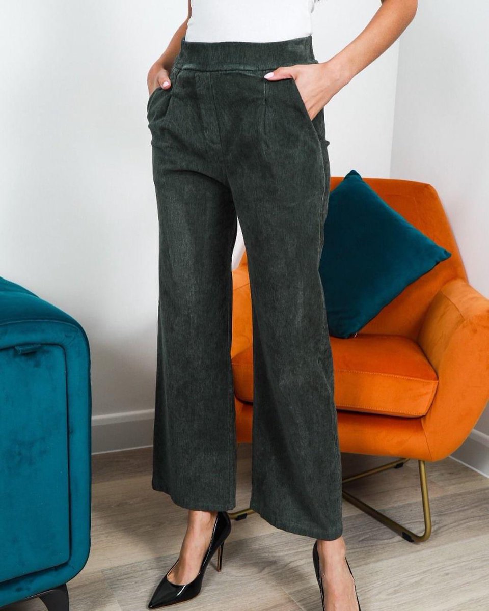 I’m a big fan of a multitasker, and want my clothes to work as hard as possible. These cord trousers look super smart when paired with a jacket, change the jacket for a nice top and you’re ready to party

#corduroy #widelegtrousers #stealthwealth #casualluxe #claygate #eshermums