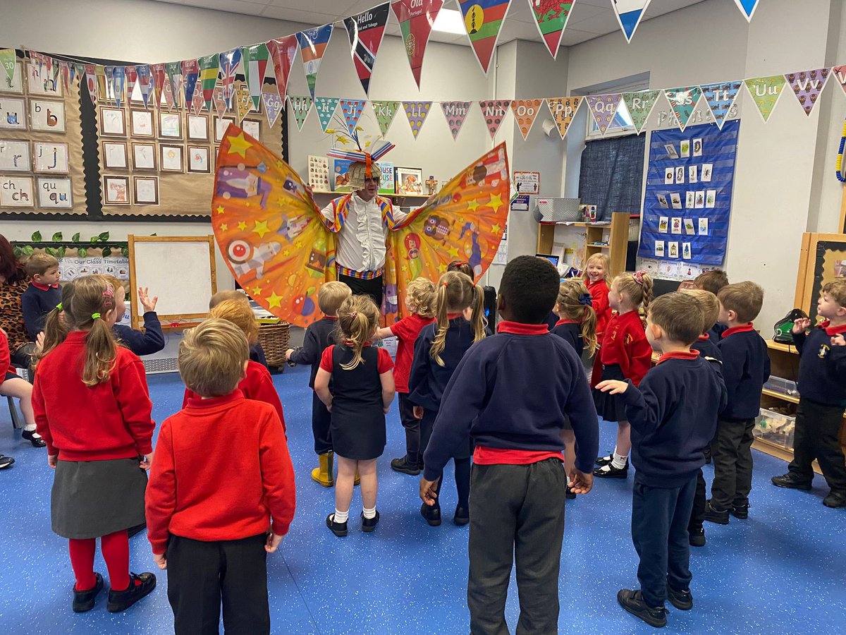 On Friday, the children in EYFS and KS1 had a fantastic first visit with Simon the Storyteller this week! We cannot wait to see him again later this year! #earlyreading #readingforpleasure #tamesidelibraries