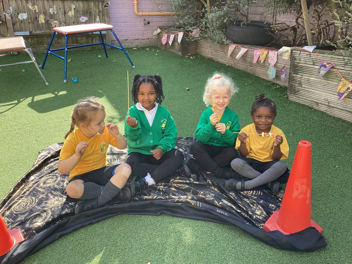 HtReception's tweet photo. On Friday we made delicious pattern kebabs! We enjoyed discussing which patterns we would make and then had a fantastic time eating them in the sun! #ldbslat #eyfs @WhiteRoseMaths https://t.co/XImZmI3RV3