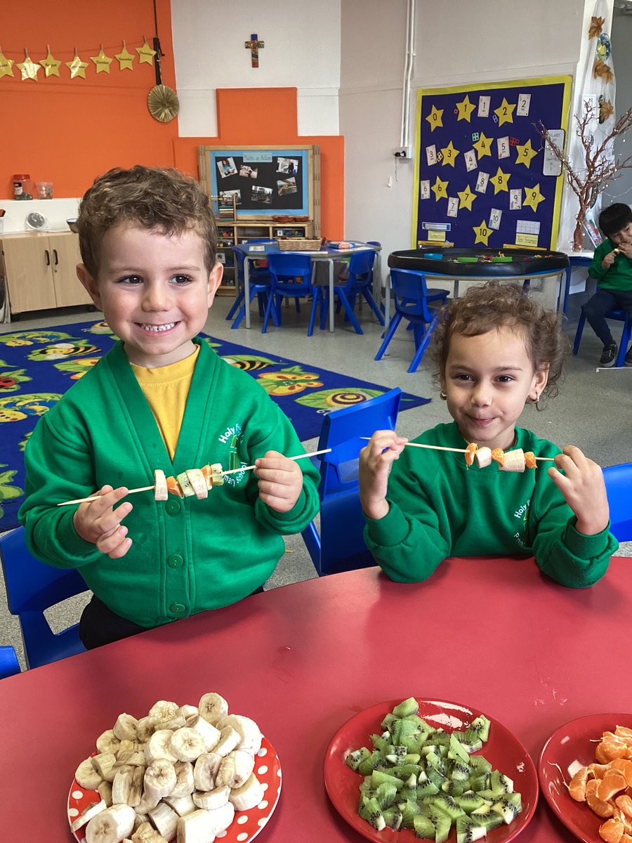 HtReception's tweet photo. On Friday we made delicious pattern kebabs! We enjoyed discussing which patterns we would make and then had a fantastic time eating them in the sun! #ldbslat #eyfs @WhiteRoseMaths https://t.co/XImZmI3RV3