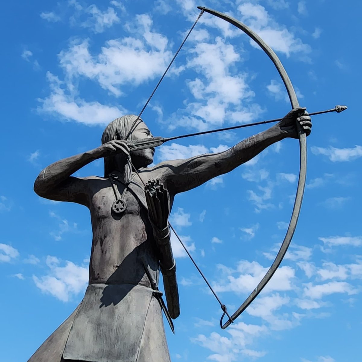 KitBernardi's tweet photo. This regal statue is #TvshkaHomma,"Red Warrior" in #Choctawlanguage.It stands on #ChoctawCapital grounds in #Oklahoma.On #IndigeniousPeoplesDay recognize & reflect on #NativeAmericans' historic & continued presence in the places you live & visit. @choctawnationok @OfficialAIANTA https://t.co/OQi09YEU5Y