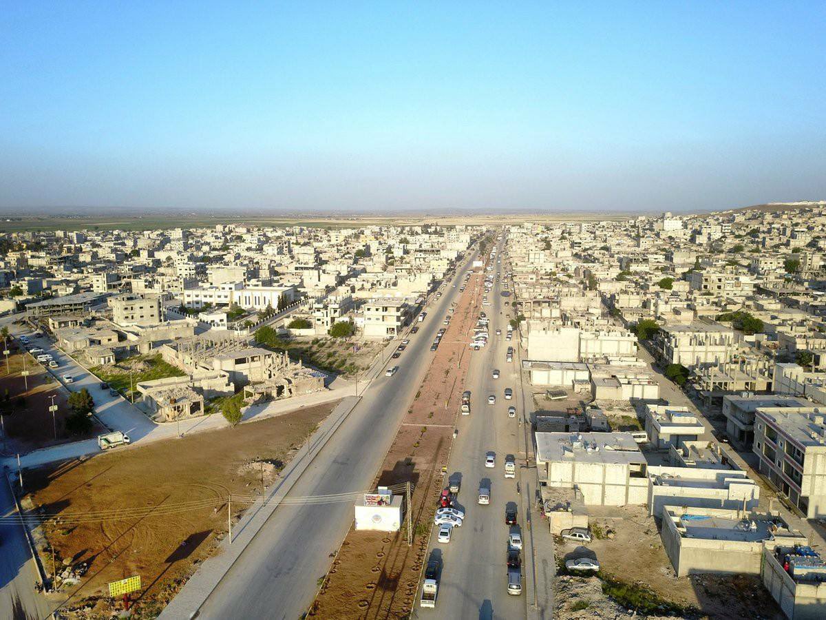 دو تصویر از کوبانی و از روژئاوایی که توسط داعش ویران شده بود و در طی ۶ سال مردمش آن را خشت به خشت و با صدها امید از دل آوارها بازسازی کردند و حالا زیر بمباران #ترکیه دوباره رو به ویرانی است. 
#DefendRojava