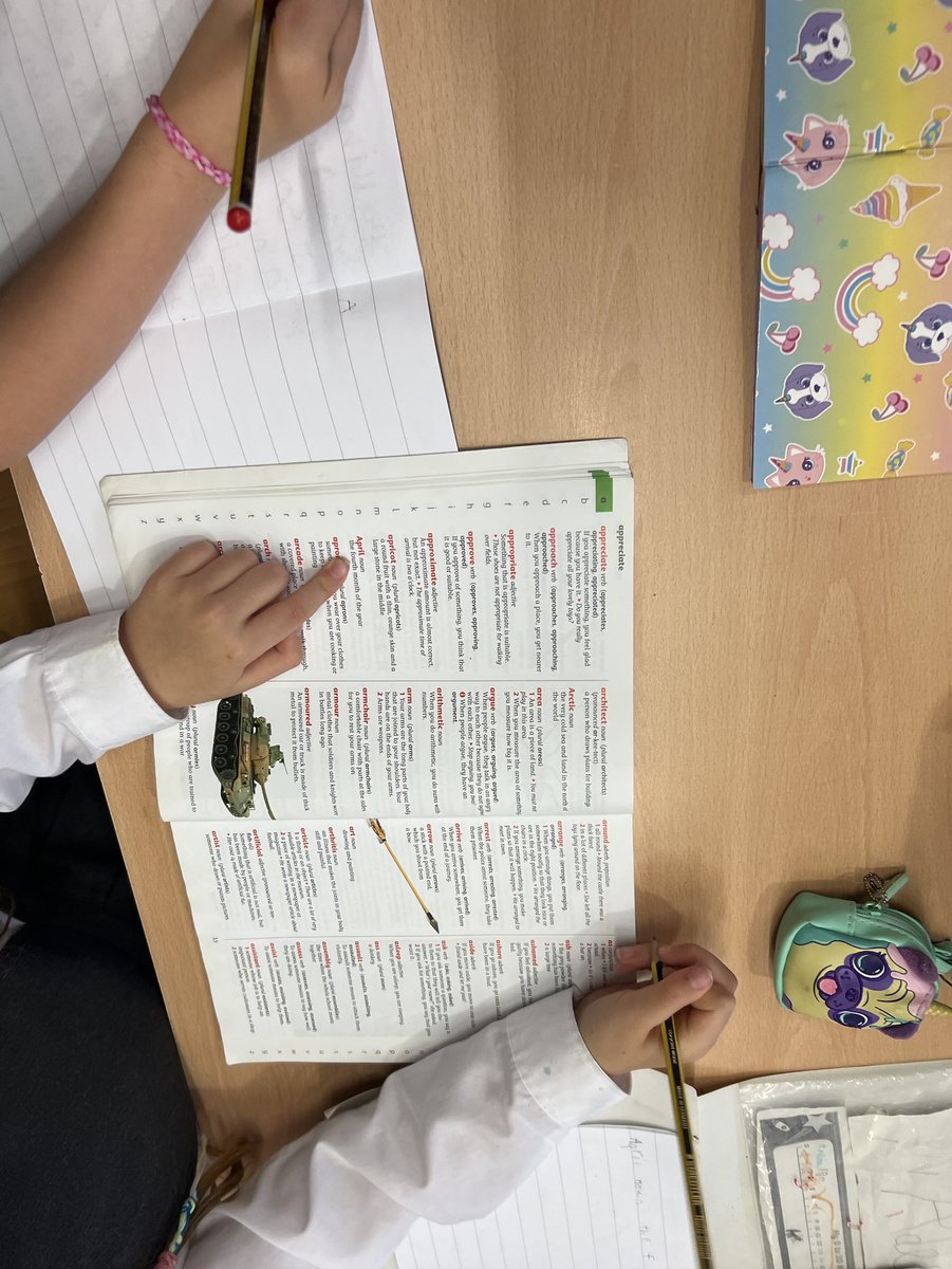 MrsDHealy's tweet photo. P3 were learning how to use the dictionary correctly to find their spelling words 🔤📝. https://t.co/EDM9SkmyY4