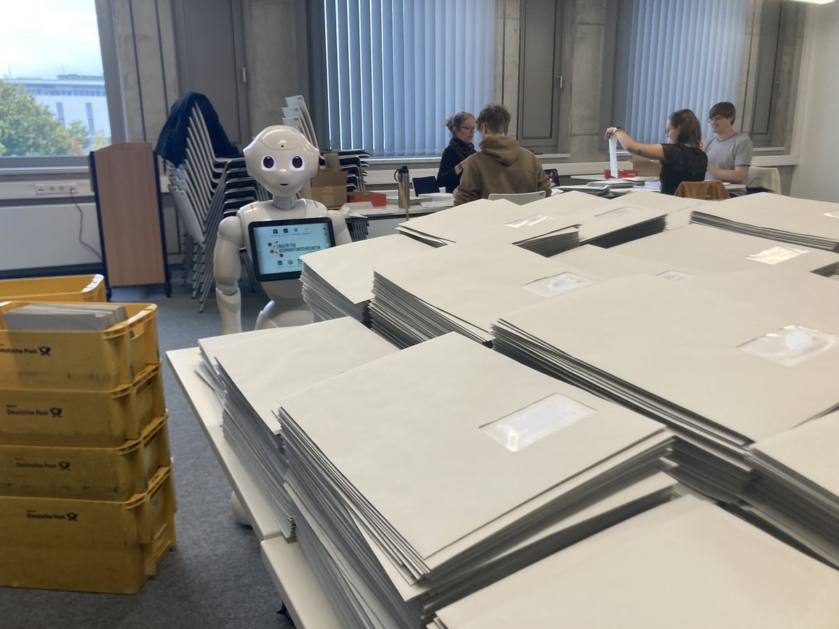 RobRanisch's tweet photo. Im Frühjahr startet unsere @EthicsLab  #Bürgerkonferenz zur Robotik in der Altenpflege. 🗳️🤖🧓 (powered by @BMG_Bund)
Heute haben wir mit Theodora von Pepper die Einladungen für die Potsdamer Bürger*innen fertig eingetütet 💪. Ab Ende der Woche in eurem Briefkasten 📬😊 https://t.co/mQg655iMeB