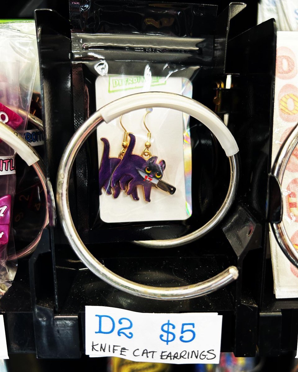 DetroitlandV's tweet photo. Halloween items have invaded our #creativevending machine at Regeneration in Pleasant Ridge! 🎃💀🍁 #detroitlandvending #Detroit https://t.co/ZEBpELW1BJ