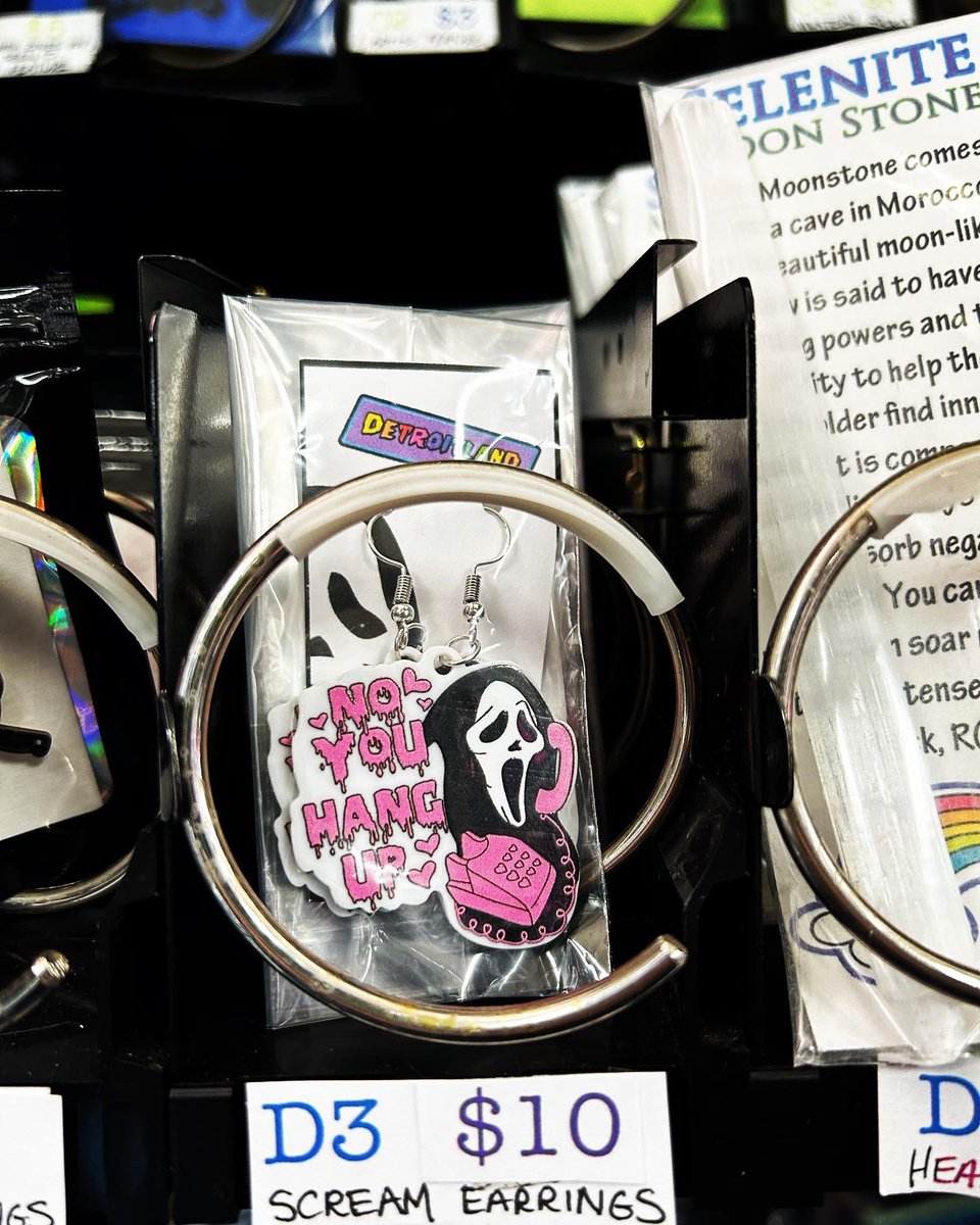 DetroitlandV's tweet photo. Halloween items have invaded our #creativevending machine at Regeneration in Pleasant Ridge! 🎃💀🍁 #detroitlandvending #Detroit https://t.co/ZEBpELW1BJ