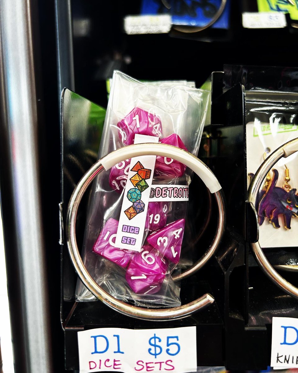 DetroitlandV's tweet photo. Halloween items have invaded our #creativevending machine at Regeneration in Pleasant Ridge! 🎃💀🍁 #detroitlandvending #Detroit https://t.co/ZEBpELW1BJ