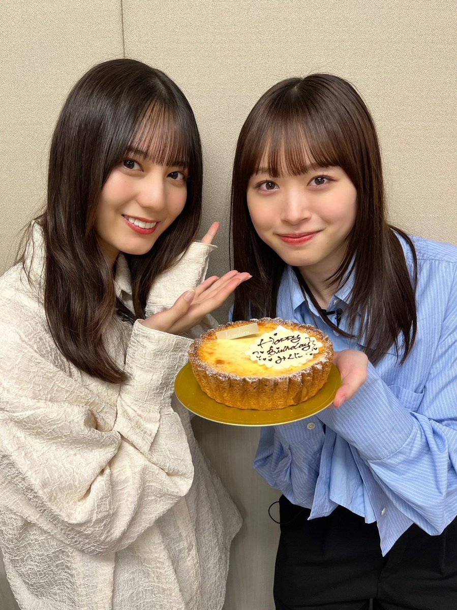 tky803's tweet photo. 彼女と一緒に後輩の誕生日を普通に祝うはずが、彼女公認で後輩を抱くことになった件 https://t.co/Pa384YtItd