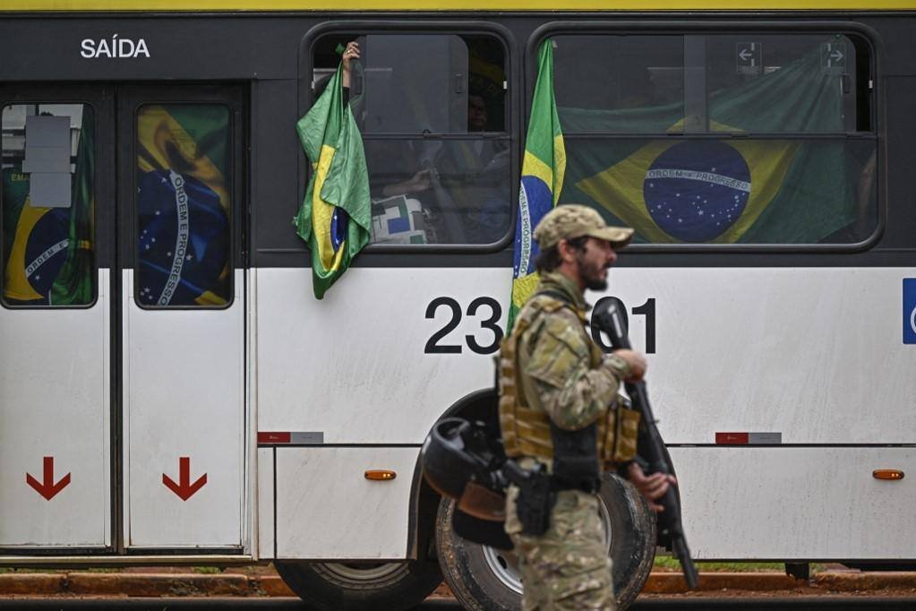 RafaelFontana's tweet photo. Na manhã de 9 de janeiro o Exército prendeu cidadãos inocentes e traiu a confiança da população.

Há exatamente 9 meses, mais de mil brasileiros foram sequestrados pelas forças de segurança e se tornaram presos políticos.

Esse momento jamais será esquecido. https://t.co/uH5lPqGlLi