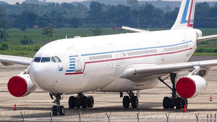 Arr3ch0's tweet photo. ¿Cuanto habrá pagado Venezuela por el "nuevo" Conviasa YV3554 que compró vía Iran (Mahan Air)? 
Sabemos que el Gobierno de Francia lo subastó; precio inicial era €80,000, la subasta cerró en €400,000. Tenía 68,102 hrs de vuelo en 12,112 vuelos.
Más info en hashtag #YV3554 https://t.co/ZXavWGxcJr