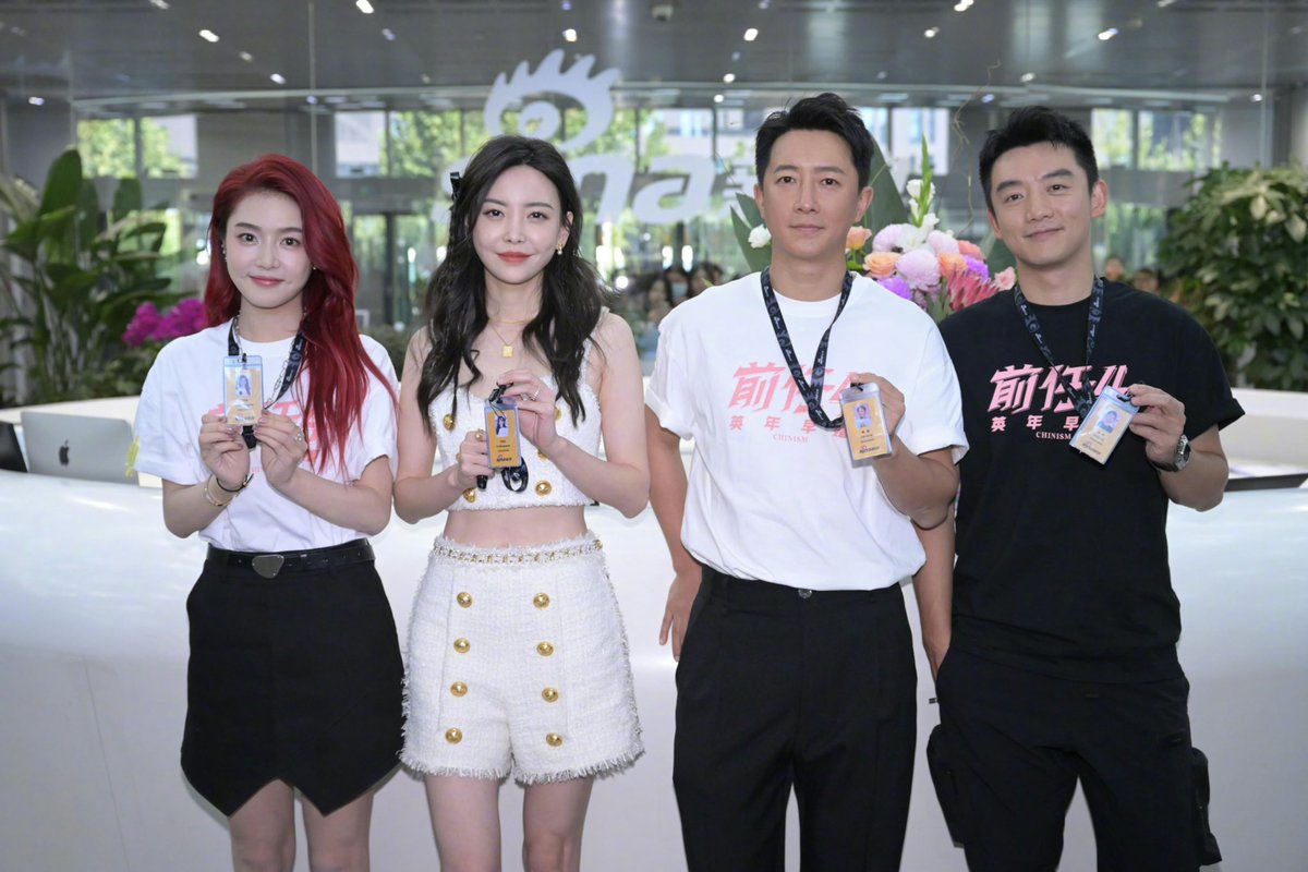dramapotatoe's tweet photo. #TheExFiles4: #MarriagePlan’s director Tian Yusheng and cast members Han Geng, Zheng Kai, Yu Wenwen and Zeng Mengxue reunite for a visit to Sina https://t.co/JULtzCPH9L