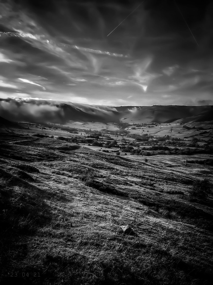 Captured this mesmerizing cloud inversion at Upper Booth today. Nature's beauty never ceases to amaze! #CloudInversion #UpperBooth #NaturePhotography #peakdistrict