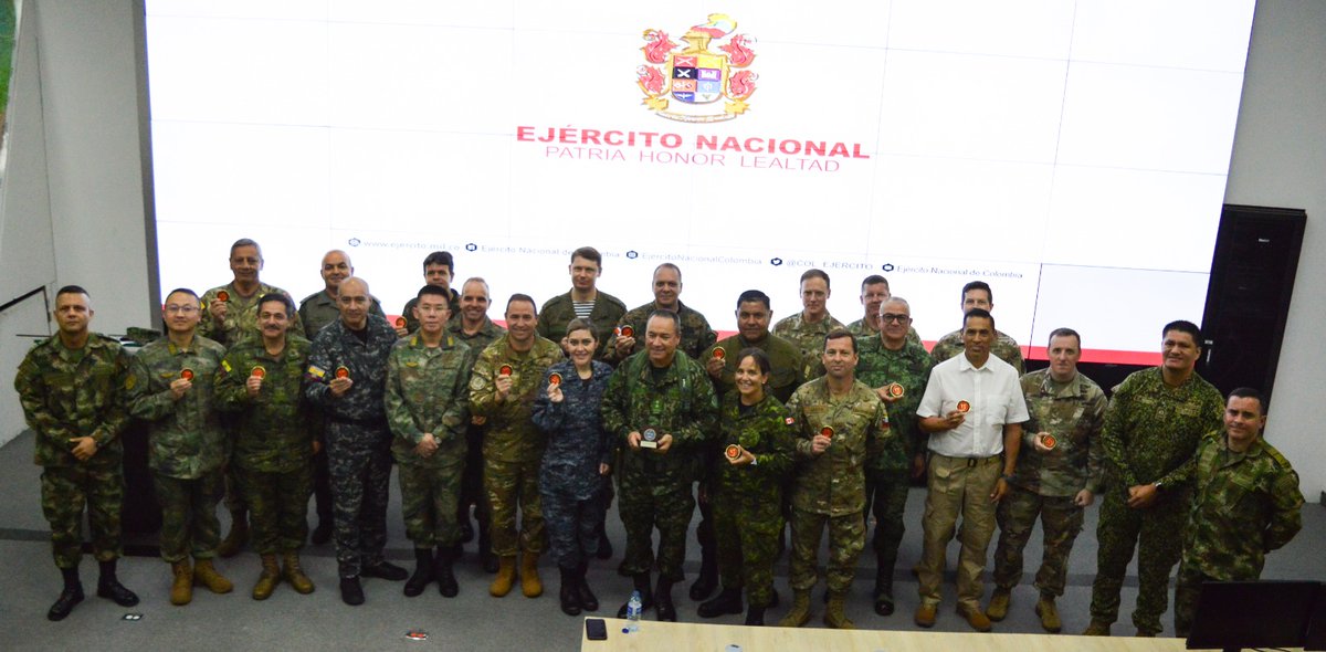 Ejercito_Div7's tweet photo. En Medellín, Ant, nuestro cdte #GeneralMurillo se reunió con los Agregados y adjuntos de Defensa, Militares, Navales, Aéreos, de Policía, de diferentes países, con el fin de fortalecer las relaciones, que permitan combatir los factores de inestabilidad en la región. #PlanAyacucho https://t.co/DiE9XTkrIv