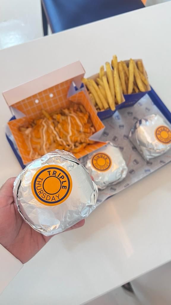 saad_alossami's tweet photo. مطعم @thursday_burger ثيرزداي برجر 🍔

من مطعم سحابي الى فرع في حي الصحافة 👏
اللحوم طازجه محليه الخبز طازج يومياً 😍

عندهم وجبة جديدة ( ثيرزداي فرايز )
جربوا المطعم وبالعافيه عليكم .. اعلان https://t.co/hTHkEQZJhi