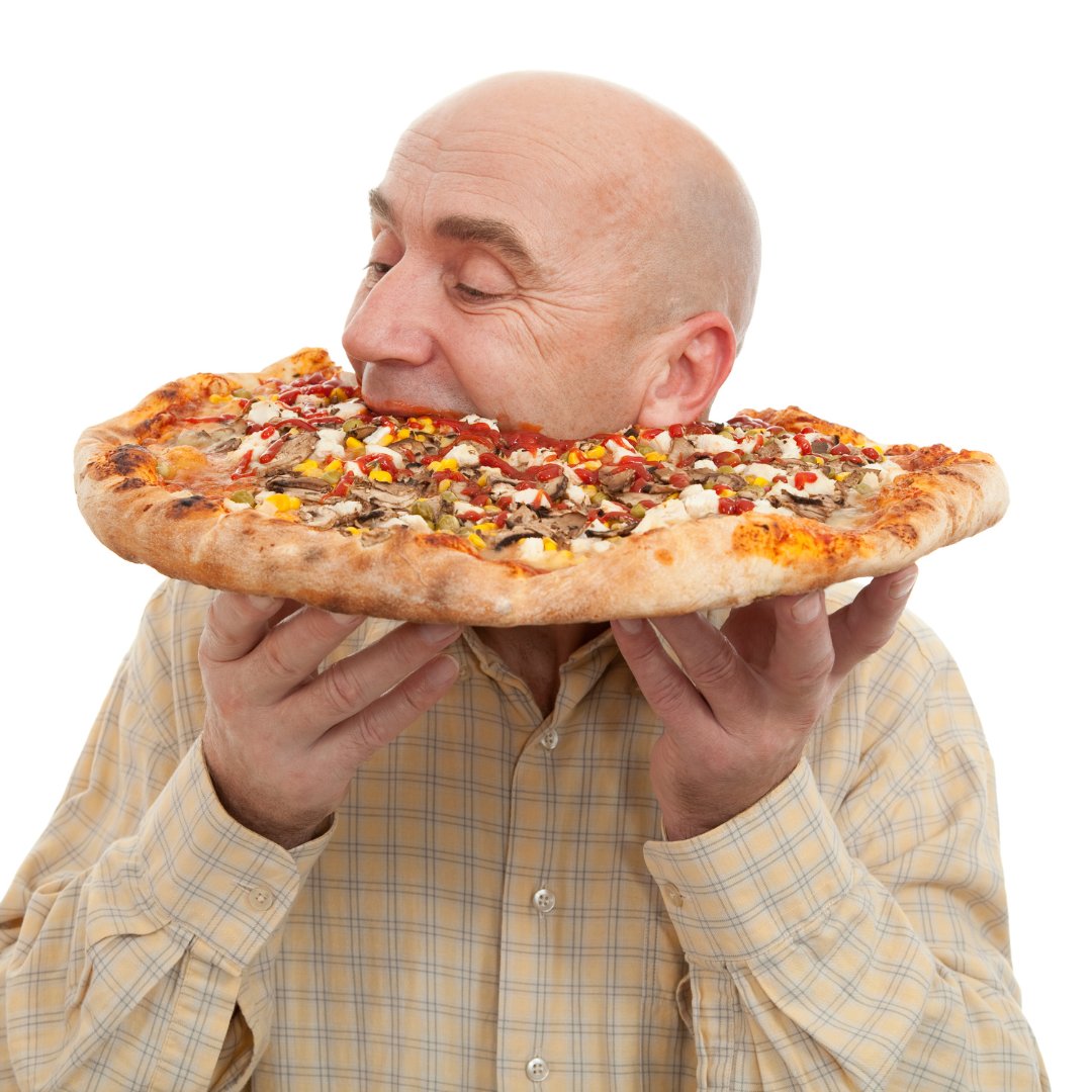 ulysse_lsher's tweet photo. L'ALIMENTATION INTUITIVE EST UN SCAM 

Oui, vous m'avez bien lu. Écouter notre corps en 2023, sans connaissances en nutrition préalable, c'est l'assurance de faire une tonne d'erreurs. 

De grossir, de trop maigrir, de manquer d'énergie, de tomber malade etc .... 

Lisez jusqu'à la fin, je vous paye un grec si vous n'êtes pas convaincu. 

⤵️ 

Donc, l'alimentation intuitive c'est quoi ? 

C'est le fait de se nourrir en écoutant un maximum son corps, c'est à dire manger ce qui nous fait plaisir, lorsqu'on a faim. 🤤

C'est l'idée que notre corps est suffisamment bien fait pour choisir lorsqu'il faut manger ; et que par conséquent, au lieu d'aller chercher tout un tas de régimes farfelus, il suffit de s'écouter. 

Bah c'est un excellent point de vue. 

Pour quelqu'un qui existe au Moyen-Âge. 

➡️ En fait, l'idée est très pertinente sur le papier, mais pas en 2023. 

On est dans une ère hyper industrielle : nos plats sont ultra transformés, ultra traités, ultra chimiques. 🏭

👉🏽 Il y a du sucre et du gras caché partout. Les fruits et légumes sont moins nutritifs qu'avant, à cause de leurs traitements. Nos viandes sont souvent de mauvaise qualité, car les élevages sont atroces. 

En résumé : si on mange lorsqu'on a faim, 

Et qu'on dégomme un paquet de kinder car notre cerveau matrixé par le sucre nous le réclame, 

ça a beau être intuitif pour notre cerveau, ça ne l'est pas pour notre santé. 🤔

Idem pour les plats préparés etc ... on ne peut PAS faire confiance à ceux qui nous nourrissent. 

C'est pas pour faire le complotiste ou quoi hein, mais les marques veulent votre argent, pas votre bien. 

C'est pour ÇA qu'il faut éduquer les gens sur ce qu'ils mangent. Sur les valeurs énergétiques. Sur les calories. Sur les macros & micronutriments. 

Oui c'est chiant au début. Mais après vous êtes tranquille. 

🚘 C'est comme le permis de conduire : c'est pas intuitif, il faut se taper 20h de cours, stresser sur la route, bégayer dans les premiers virages ... 

Mais une fois que vous êtes habitués, vous n'y faites même plus gaffe.  

🌿 Meme chose en nutrition : Quand vous avez une bonne base, et que vous savez ce qui rentre dans votre estomac, la marge est bien + grande. 

Donc ne vous laissez pas endormir par les belles promesses de certains marketeurs : pour être en bonne santé, il faut s'y connaître en nutrition. Point.

Ou s'entourer de gens qualifiés (c'est à ce moment que vous lâchez votre follow à un certain @ulysse_rhapsody).

Si vous mangez trop à l'instinct, vous risquez soit l'obésité, soit l'anorexie, soit des TCA, soit des maladies etc ... 

Bref, vous voyez l'idée. 😉 

Je m'arrête là pour ce soir, ce post sert d'introduction à une réflexion bien plus globale que j'aurais le plaisir de développer une prochaine fois. 👀 

En attendant comme d'habitude lâchez un follow @ulysse_rhapsody si vous avez trouvé ce post pertinent, lâchez un FAV ❤ et un repost 🔃 pour lui donner de la visibilité, 

Et n'hésitez pas a donner votre avis dans les commentaires !

On s'attrape sur la prochaine 😉