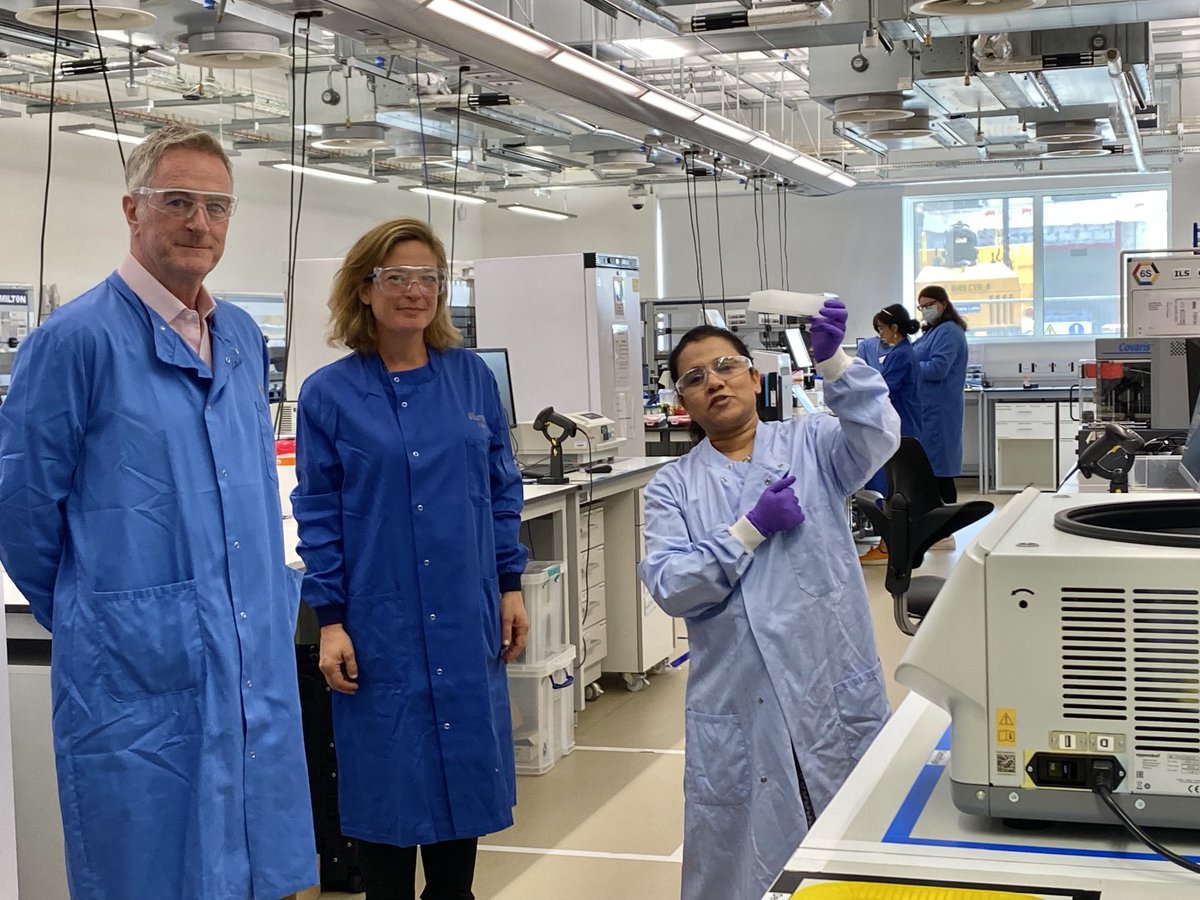 ⁦@mike4path⁩, Louise Jones and I had the opportunity of touring the Illumina sequencing facility today at Hinxton. Fascinating! ⁦@RCPath⁩ ⁦@illumina⁩ ⁦@GenomicsEngland⁩ ⁦@NHSEngland⁩ #personalisedmedicine #molecularpathology