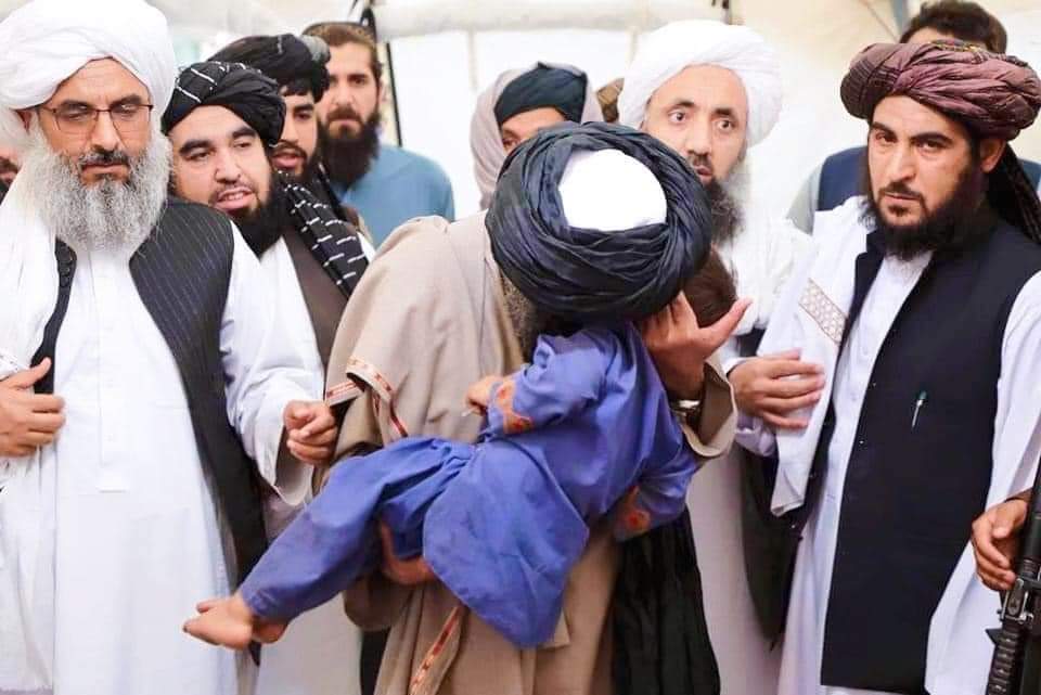 Kefayatullah113's tweet photo. له کورنۍ څخه پاتي ماشوم 😢
ده ملا ورور په غیږ کې 
ملا ورور رښتیا هم ده دی ملت ورور ده https://t.co/hpigSmMjnD
