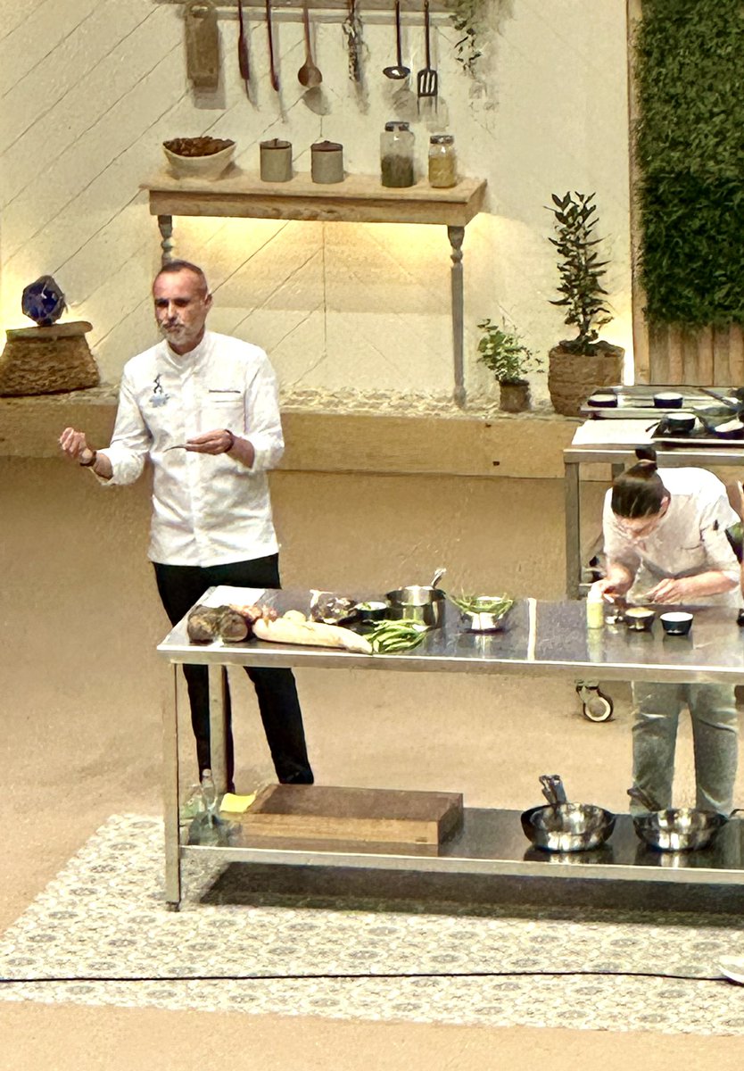 eventosfera's tweet image. Me gusta hablar de “verduras con apellidos” dice @rdelacalle apelando a la necesidad de no perder la agricultura. “Cada vez hay menos agricultores” dice. #ssg25aniversario #revoluciónverde