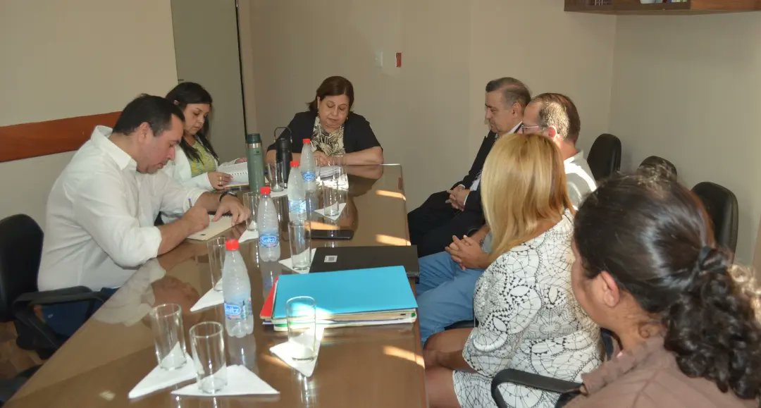 esperanza_py's tweet photo. Amo y esclavo.
Esa es la relación existente hoy en el Chaco.
Recibí a representantes del Sindicato de Trabajadores Rurales quienes compartieron denuncias sobre vejámenes que sufren los personales de las ganaderas, estancias, posadas turísticas y otros establecimientos rurales. https://t.co/EuNwIaCOZX