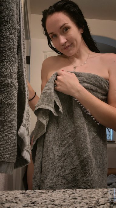 Come tell me how your week is going 💕 Available for Sexting($1 per msg) and Skypes($5/min) today https://t