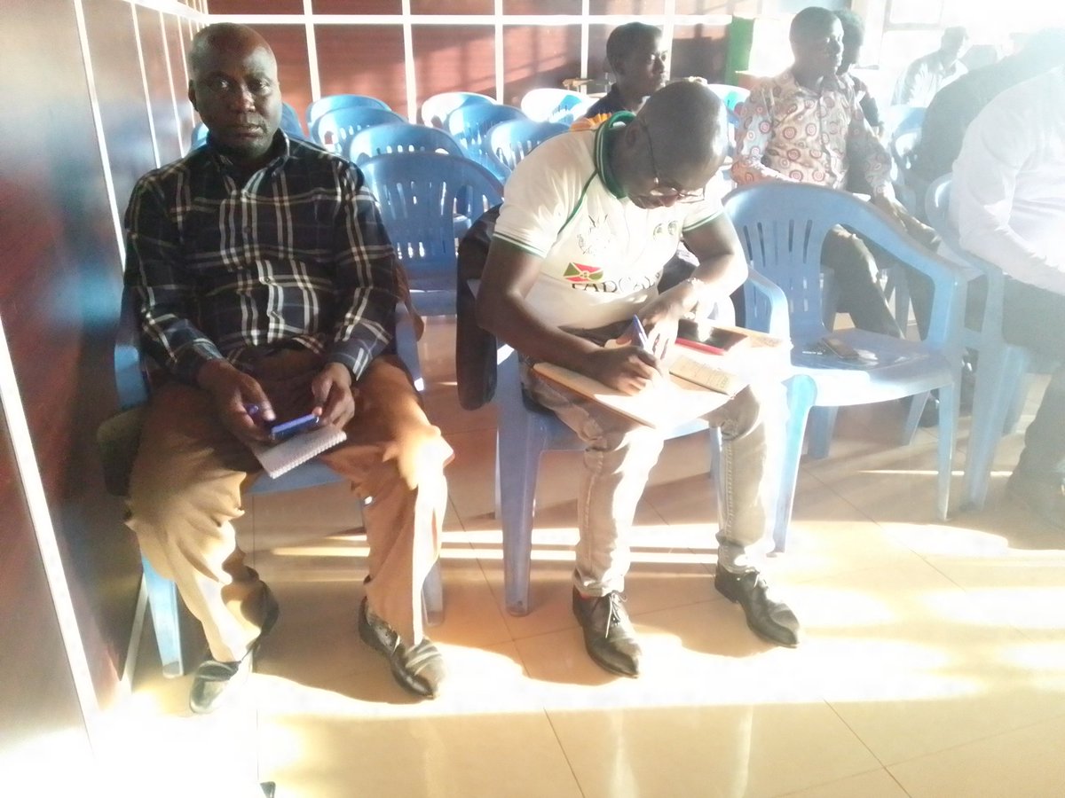 NgoziProvinc's tweet photo. 1.Gukorera hamwe mu nyabune no guteramira amahoro n'umutekano, hama abajejwe umutekano bongere bafashe,
Ni bimwe muvyo Buramatari w'intara ya Ngozi #Désiré_MINANI asaba abasitanteri barongoye ama komine agize intara ya Ngozi bokorerako.
#inama_y_umutekano. https://t.co/4cL0GVd56Z