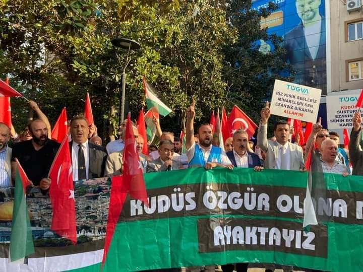 Manisa manolya meydanın da vatandaşlar filistin'e destek için toplandı.Kudüs özgür olana kadar ayaktayız mesajı verildi.