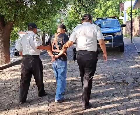Presunto estafador capturado

Mynor “N” de 36 años, fue capturado en Las Champas, San Agustín Acasaguastlán, El Progreso, por estafa propia, según la orden de aprehensión emitida por un juzgado de Huehuetenango.

#ProtegerYServir
#DenunciaAnónima1561