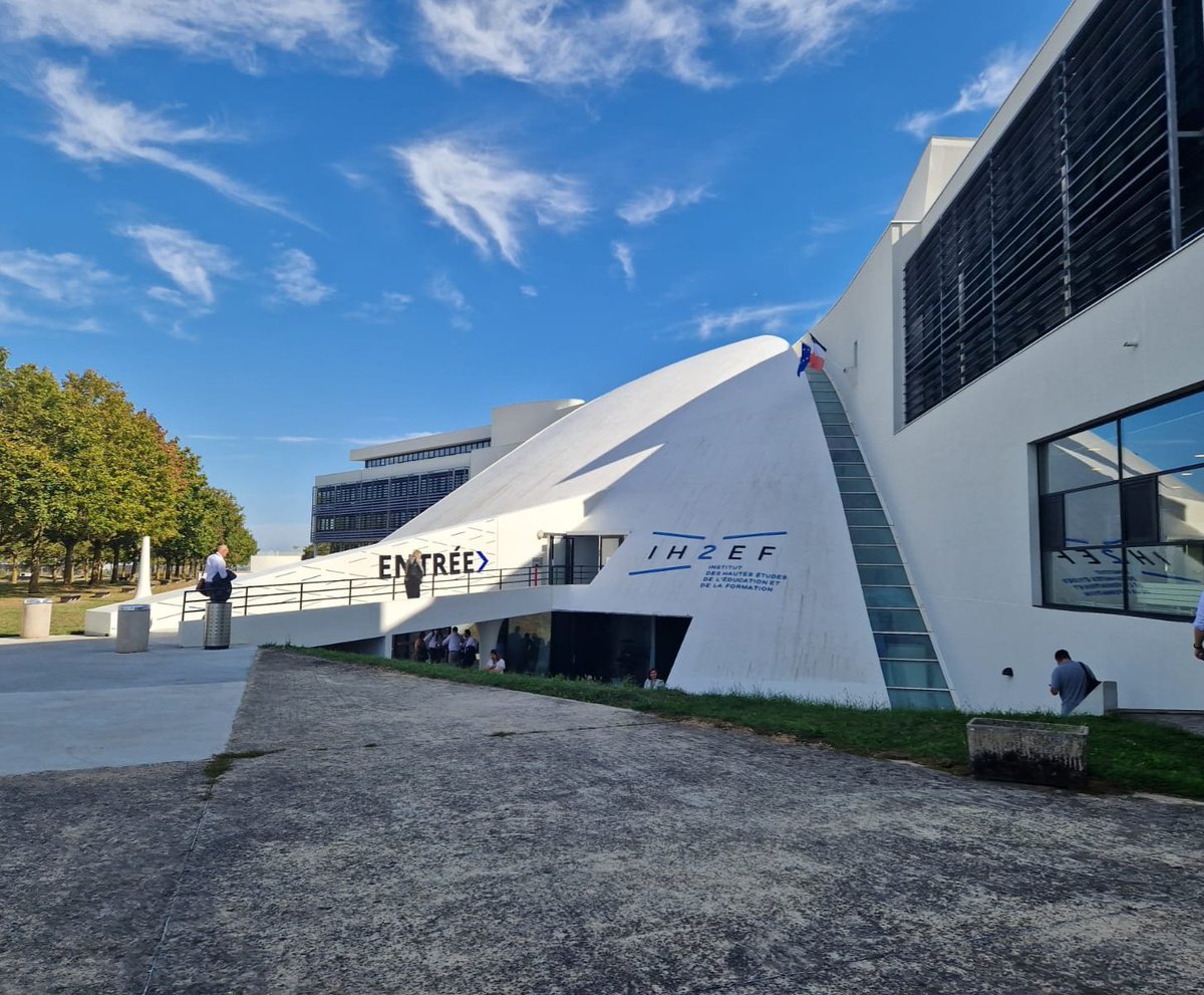 JJung_edu's tweet photo. De retour au collège après une semaine à @Ih2ef. Un 1er séminaire enrichissant avec de belles rencontres et beaucoup d'idées à mettre en œuvre... #ColetteBesson #perdir https://t.co/AaYKC4FxeY
